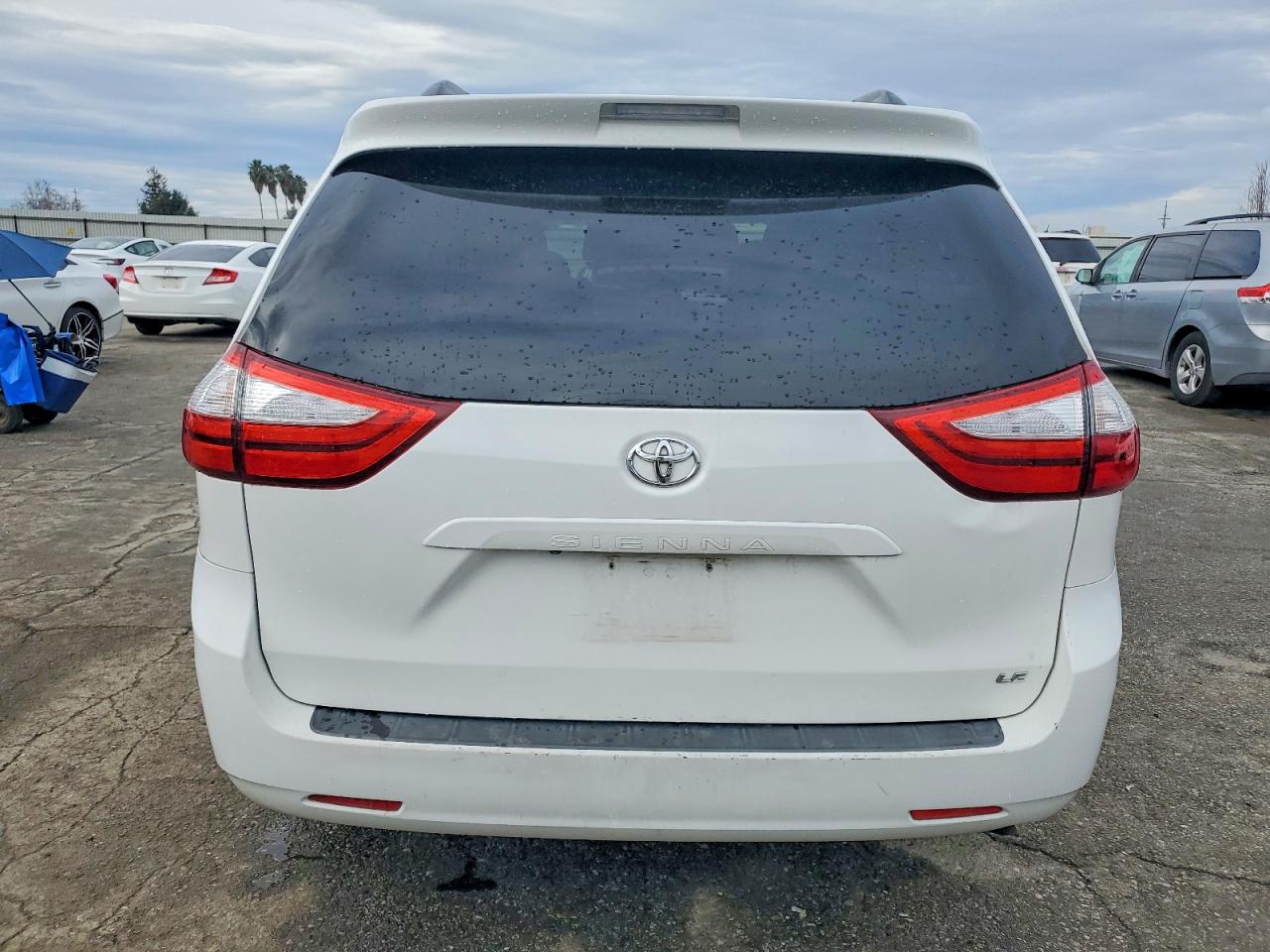 2017 TOYOTA SIENNA LE photo 6