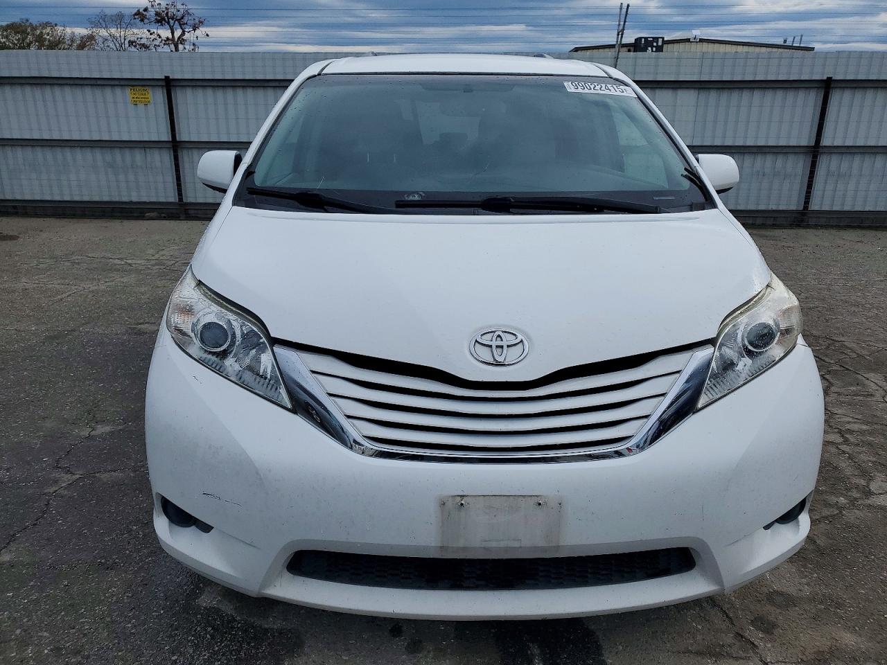 2017 TOYOTA SIENNA LE photo 5