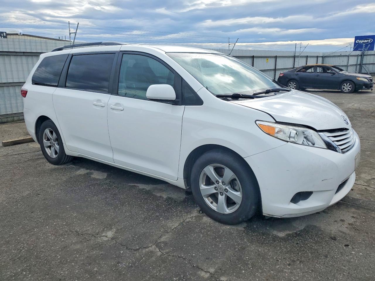 2017 TOYOTA SIENNA LE photo 4