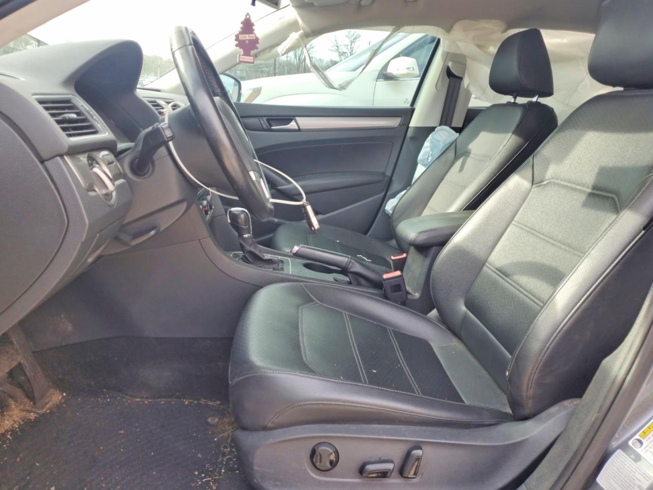 2015 VOLKSWAGEN PASSAT S photo 7