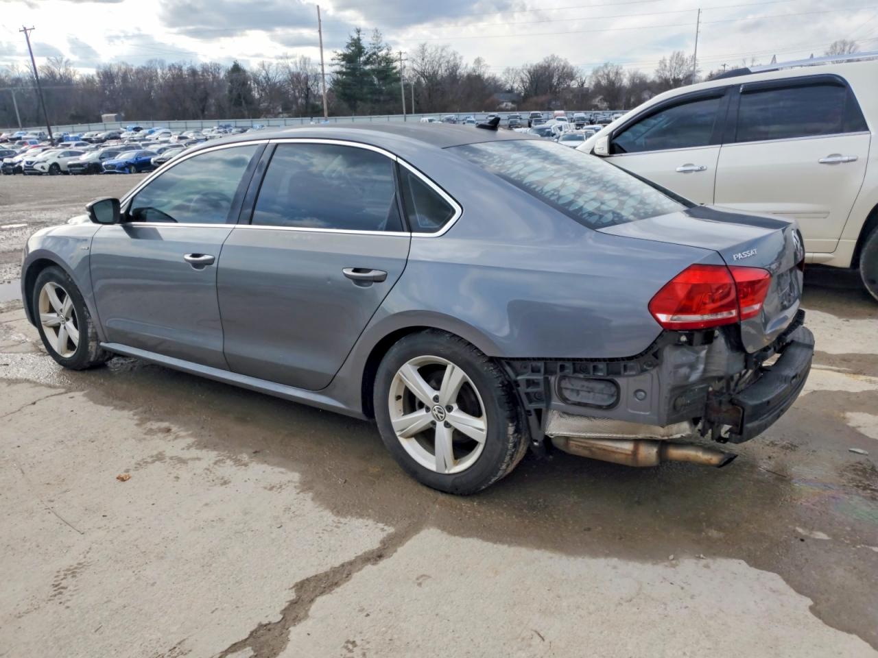 2015 VOLKSWAGEN PASSAT S photo 2