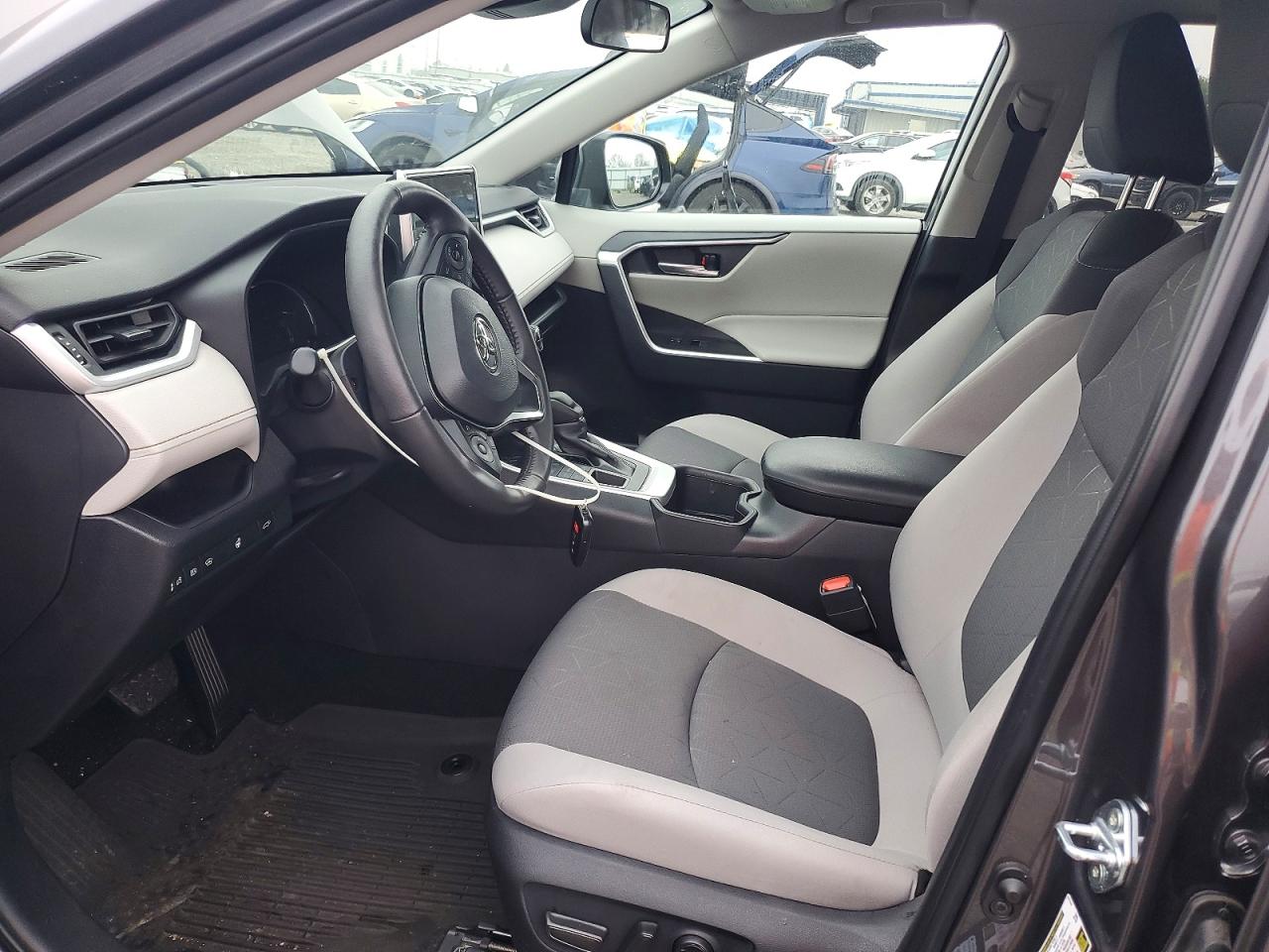 2025 TOYOTA RAV4 XLE photo 7