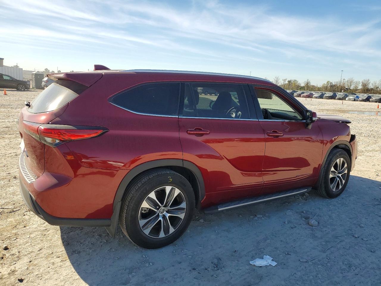 2022 TOYOTA HIGHLANDER XLE photo 3