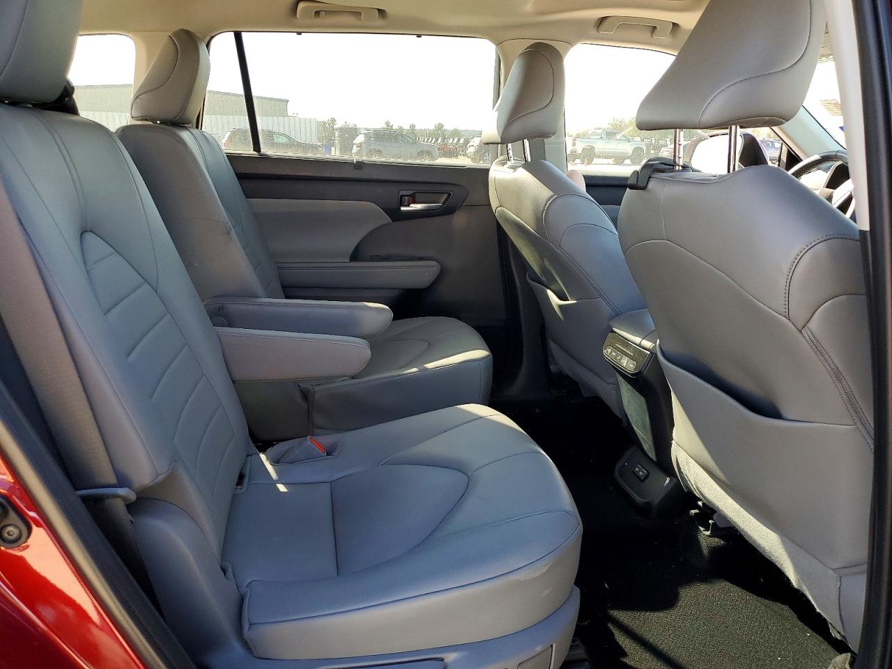 2022 TOYOTA HIGHLANDER XLE photo 11