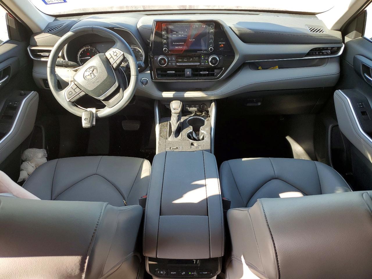 2022 TOYOTA HIGHLANDER XLE photo 8