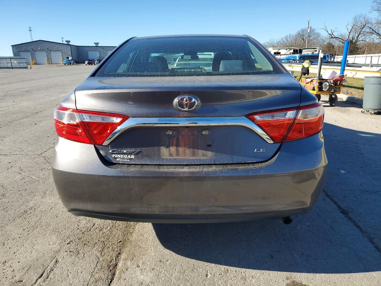 2015 TOYOTA CAMRY LE photo 16