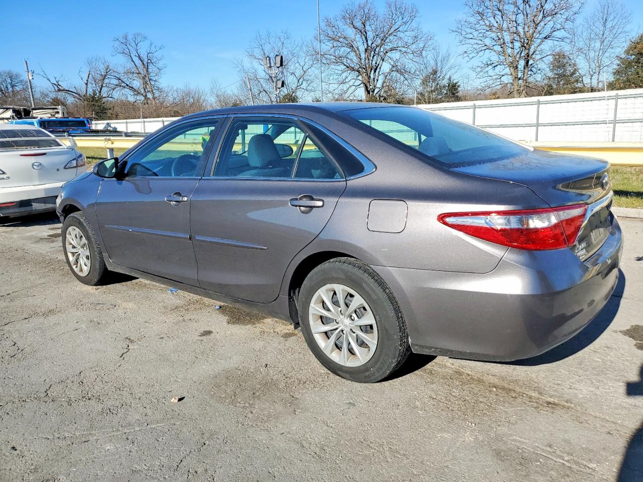 2015 TOYOTA CAMRY LE photo 4