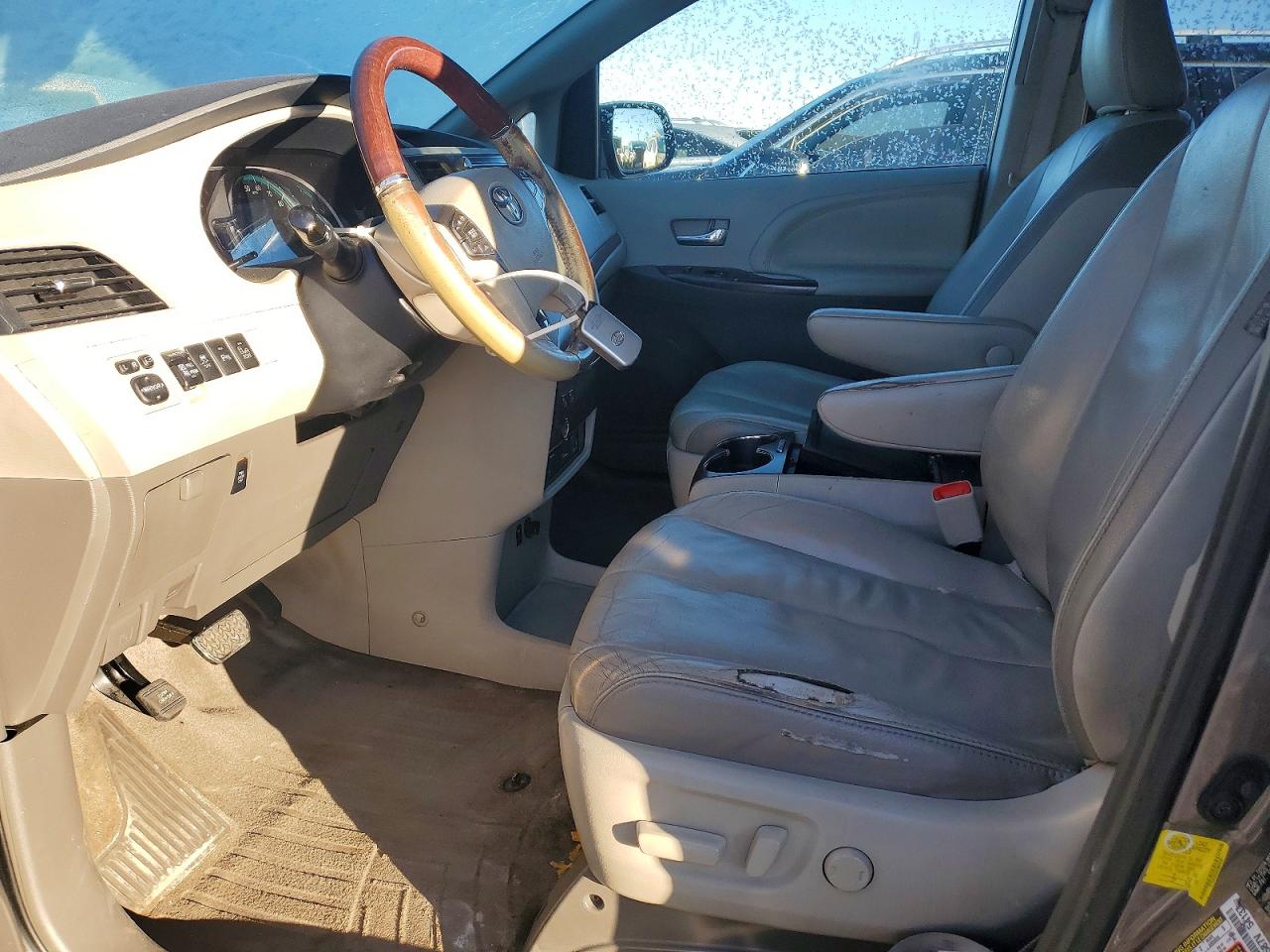 2013 TOYOTA SIENNA XLE photo 13