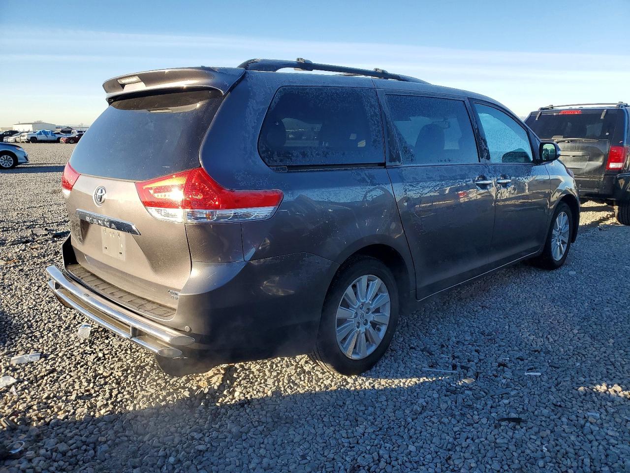 2013 TOYOTA SIENNA XLE photo 5
