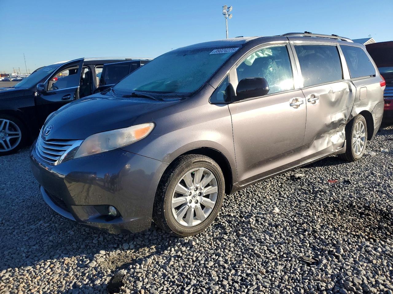2013 TOYOTA SIENNA