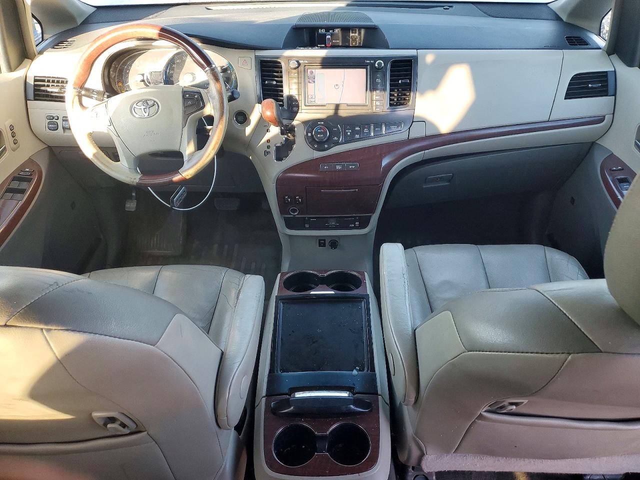 2013 TOYOTA SIENNA XLE photo 15
