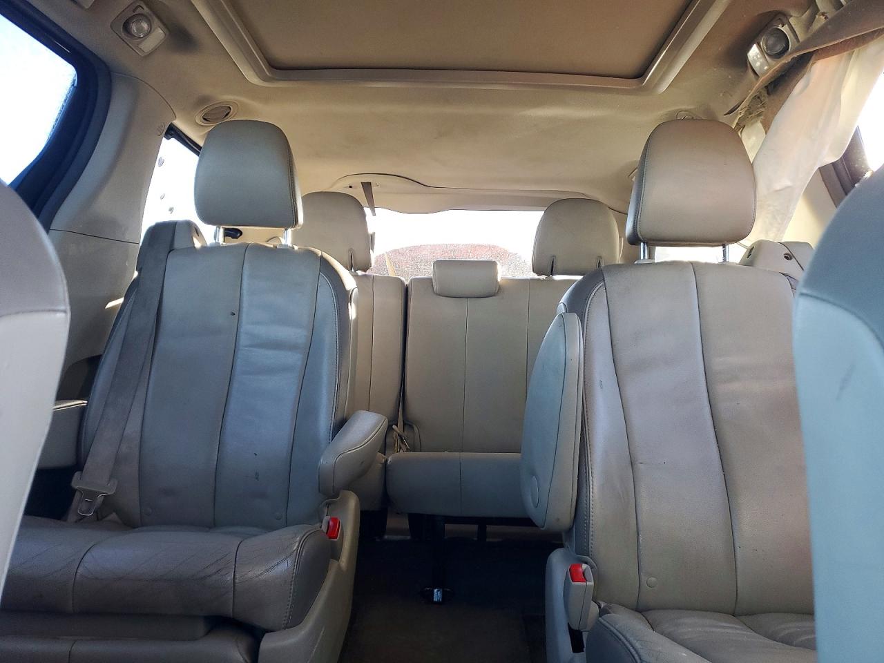 2013 TOYOTA SIENNA XLE photo 19