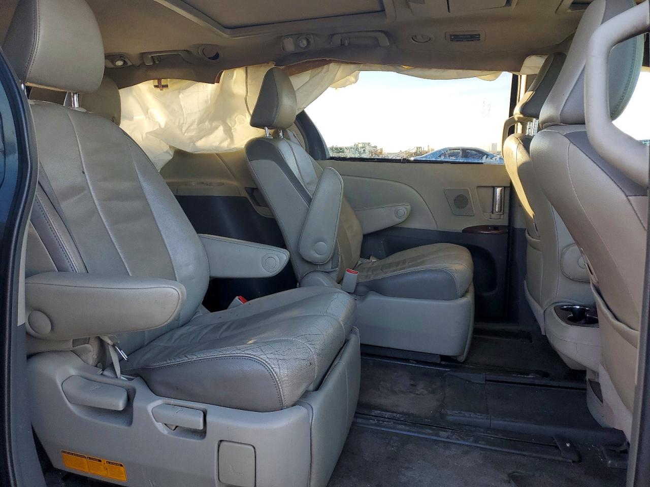 2013 TOYOTA SIENNA XLE photo 21