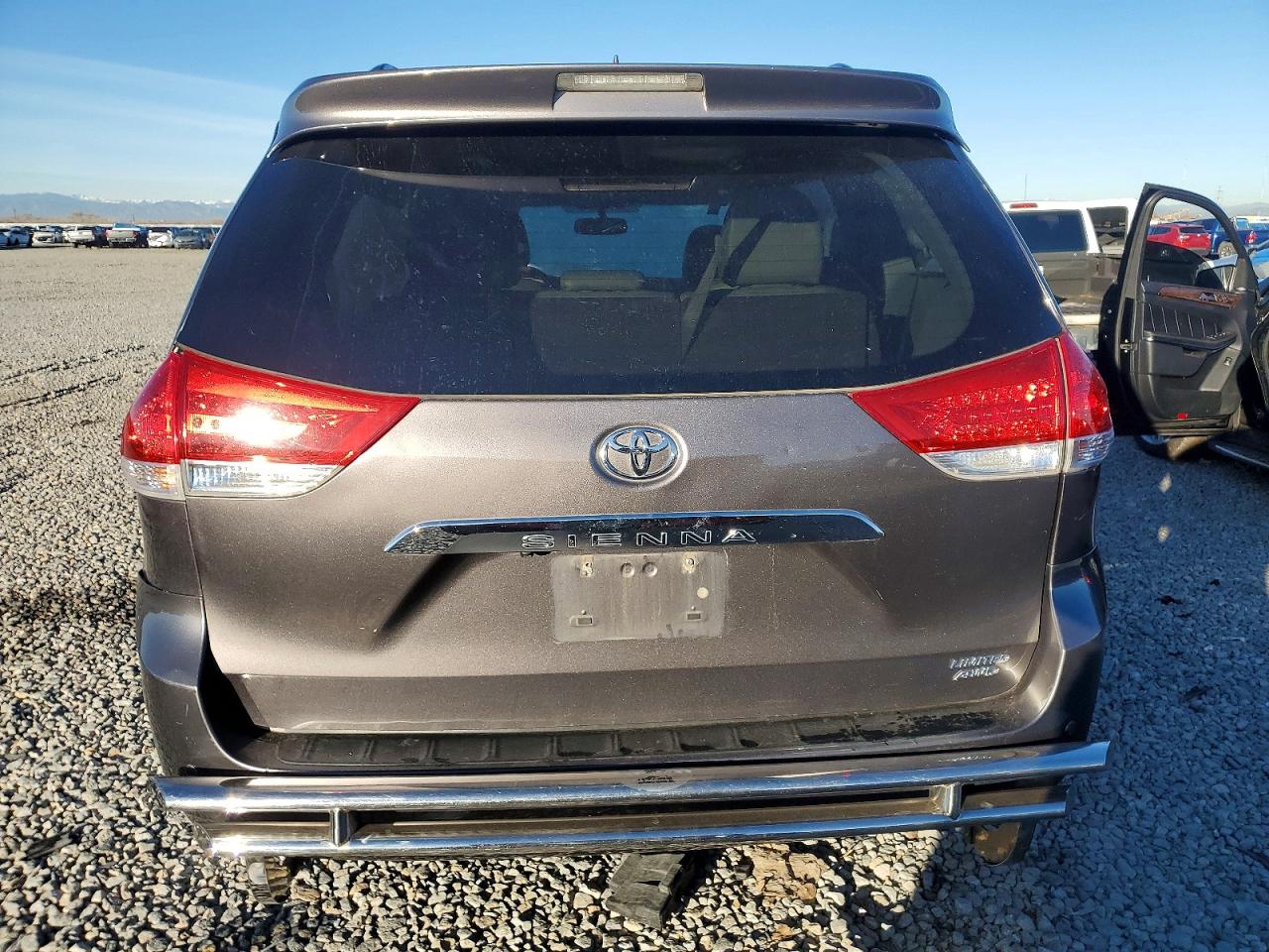 2013 TOYOTA SIENNA XLE photo 11
