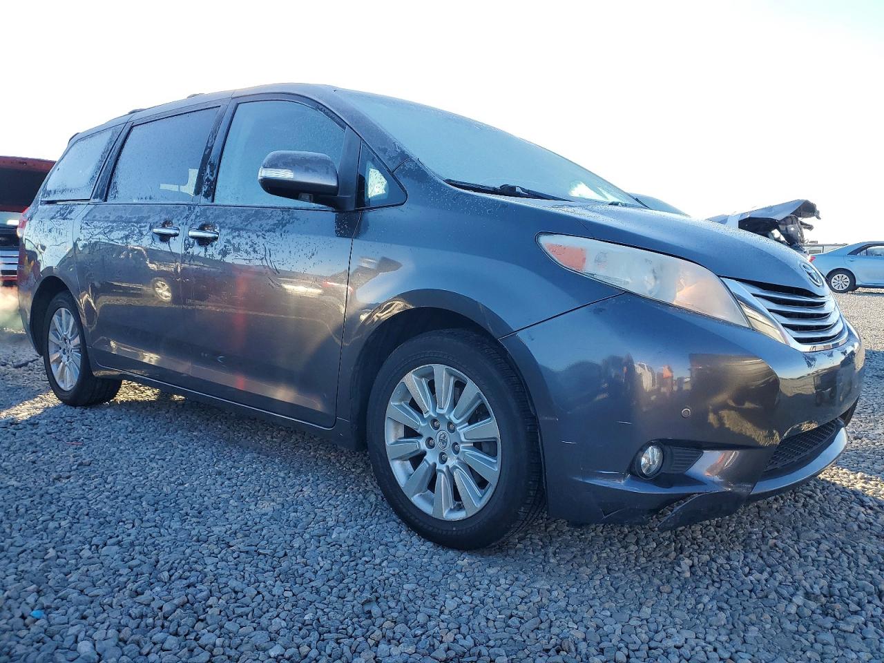 2013 TOYOTA SIENNA XLE photo 7