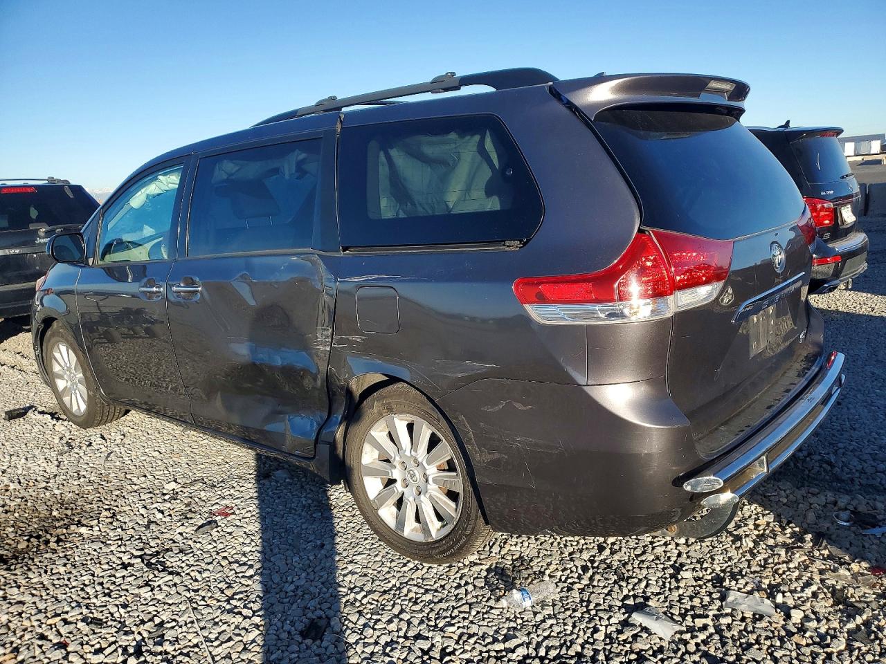 2013 TOYOTA SIENNA XLE photo 3