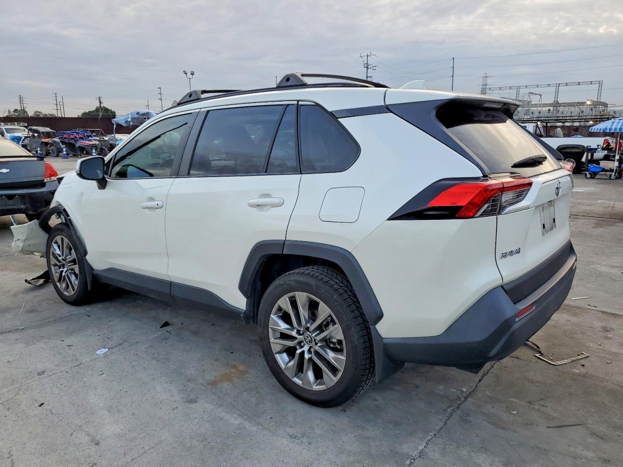 2022 TOYOTA RAV4 XLE PREMIUM photo 2