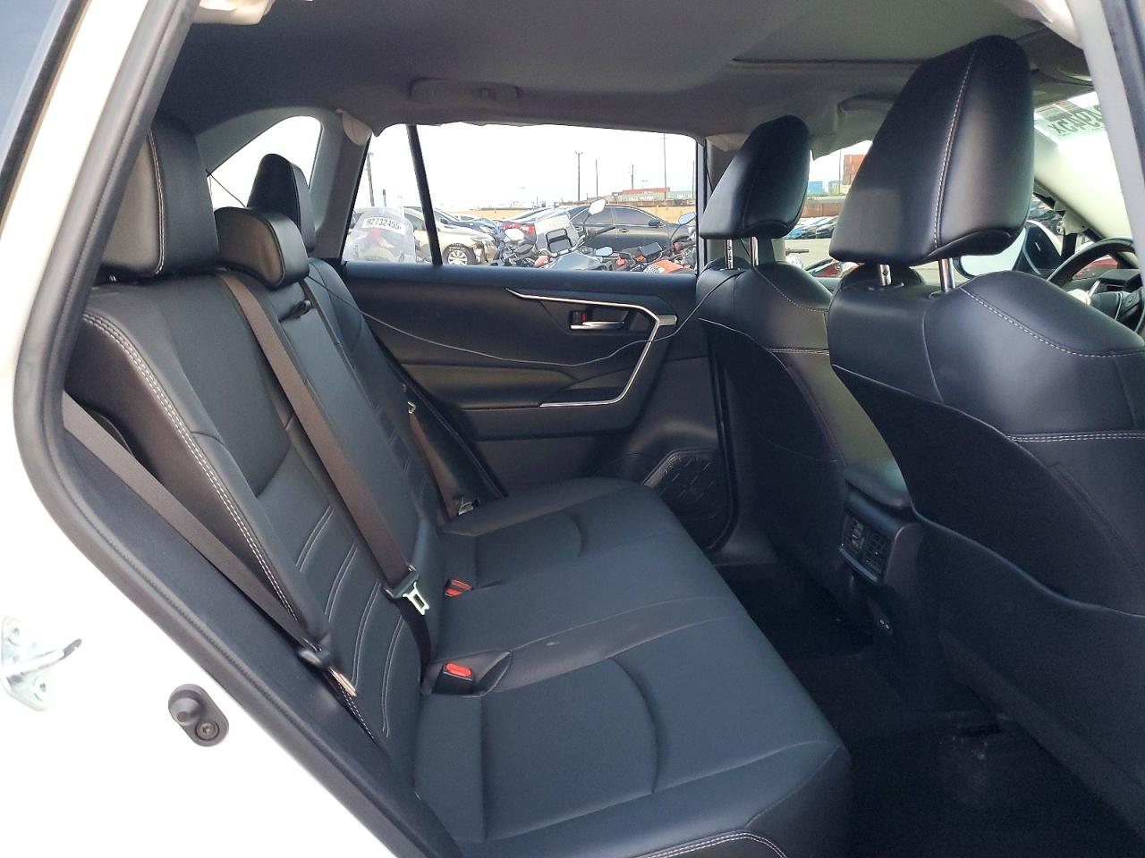 2022 TOYOTA RAV4 XLE PREMIUM photo 11