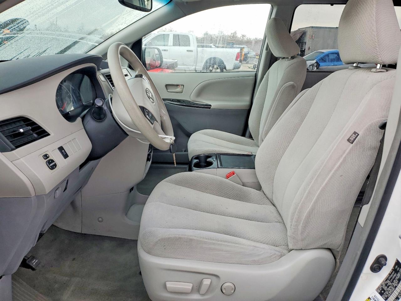 2014 TOYOTA SIENNA LE photo 7