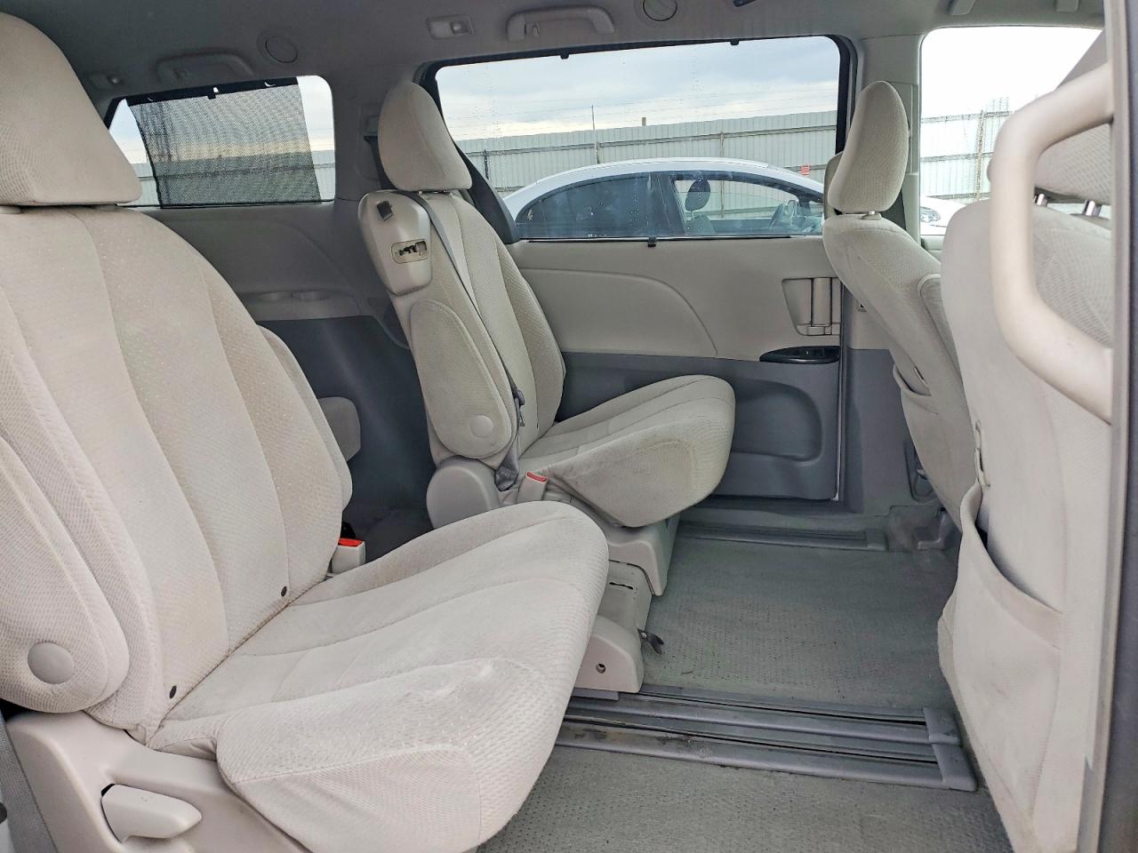 2014 TOYOTA SIENNA LE photo 11