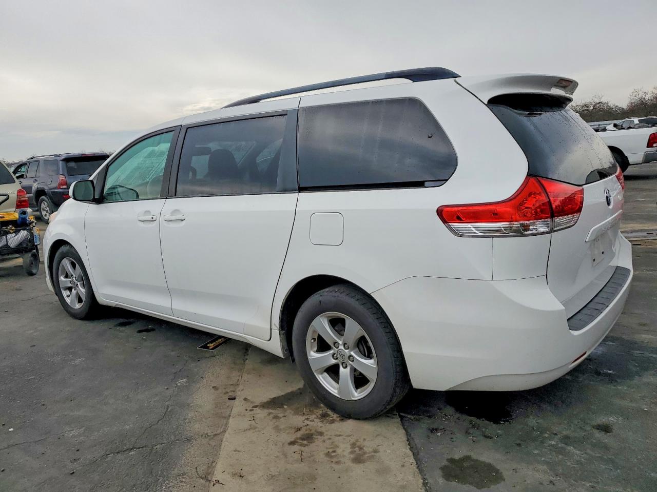 2014 TOYOTA SIENNA LE photo 2