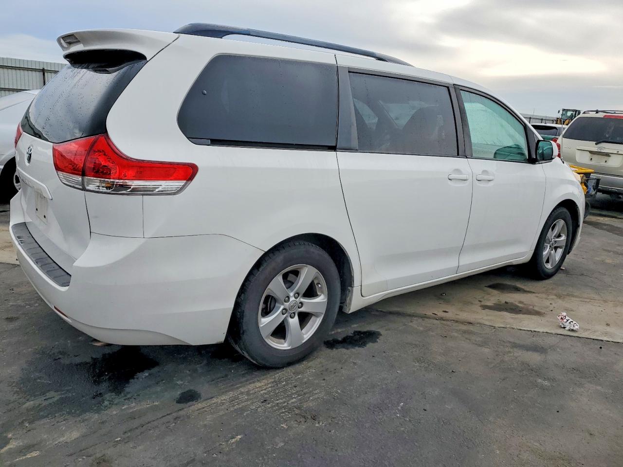 2014 TOYOTA SIENNA LE photo 3