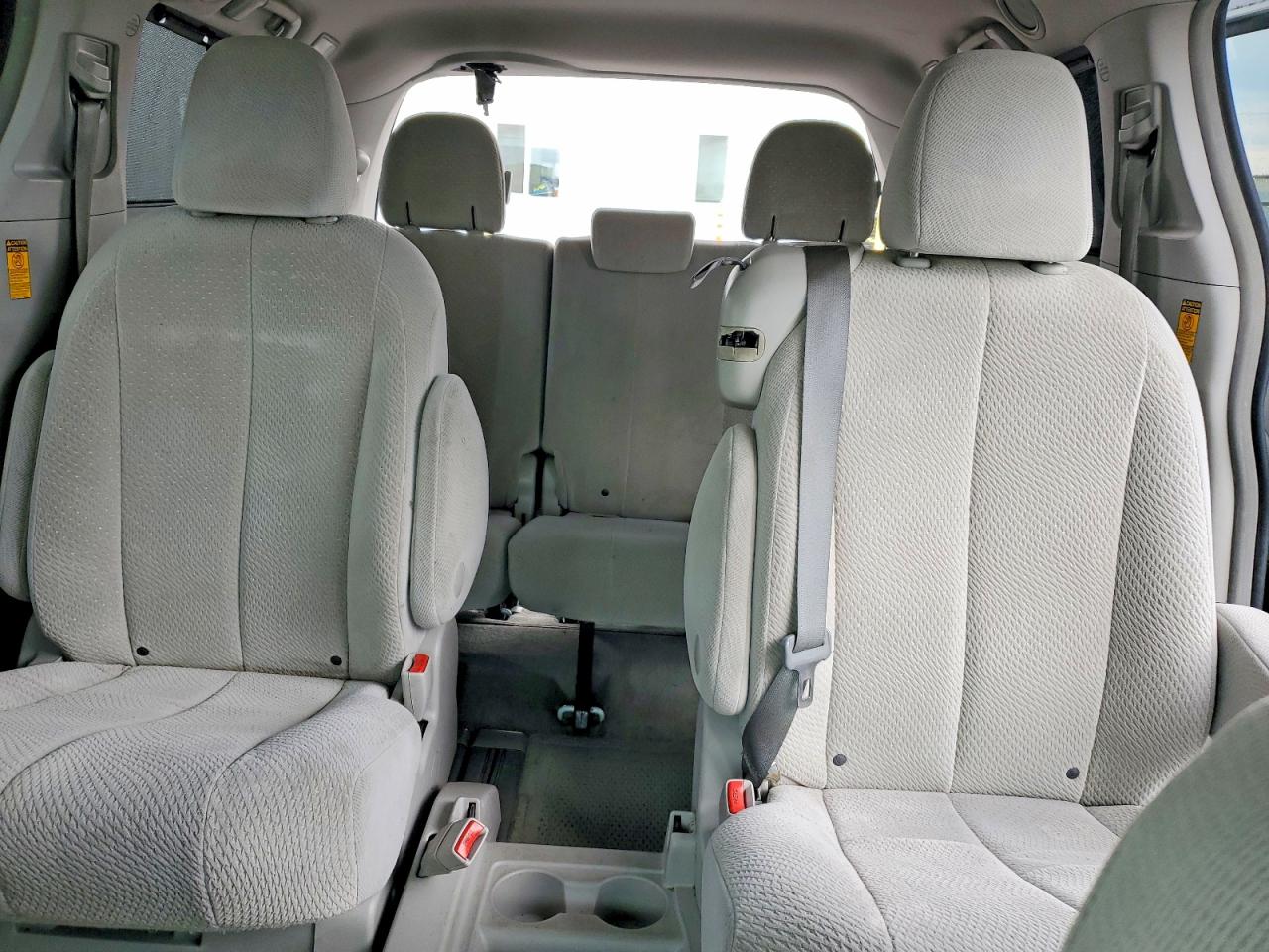 2014 TOYOTA SIENNA LE photo 10