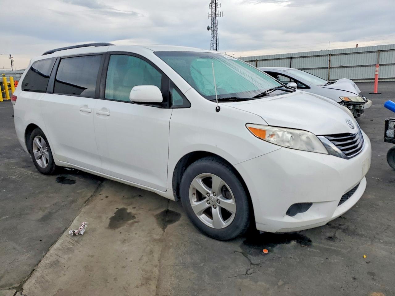 2014 TOYOTA SIENNA LE photo 4