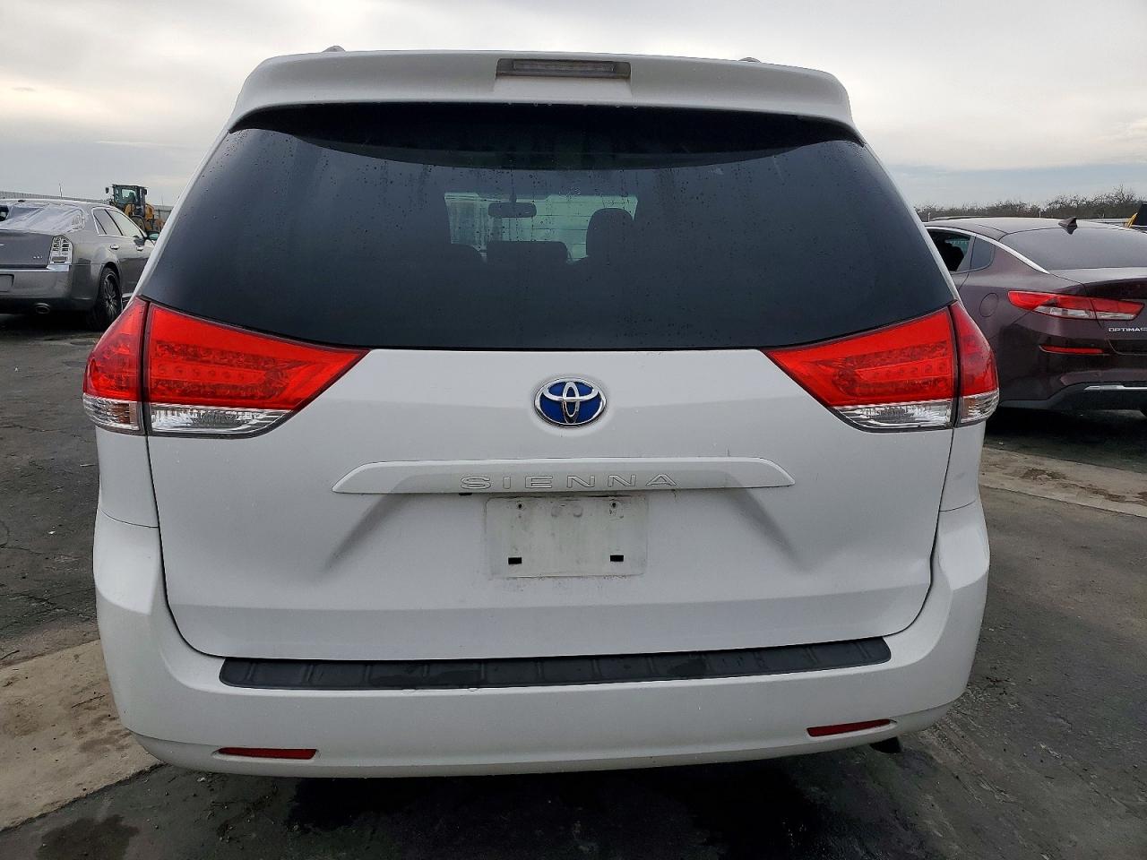 2014 TOYOTA SIENNA LE photo 6