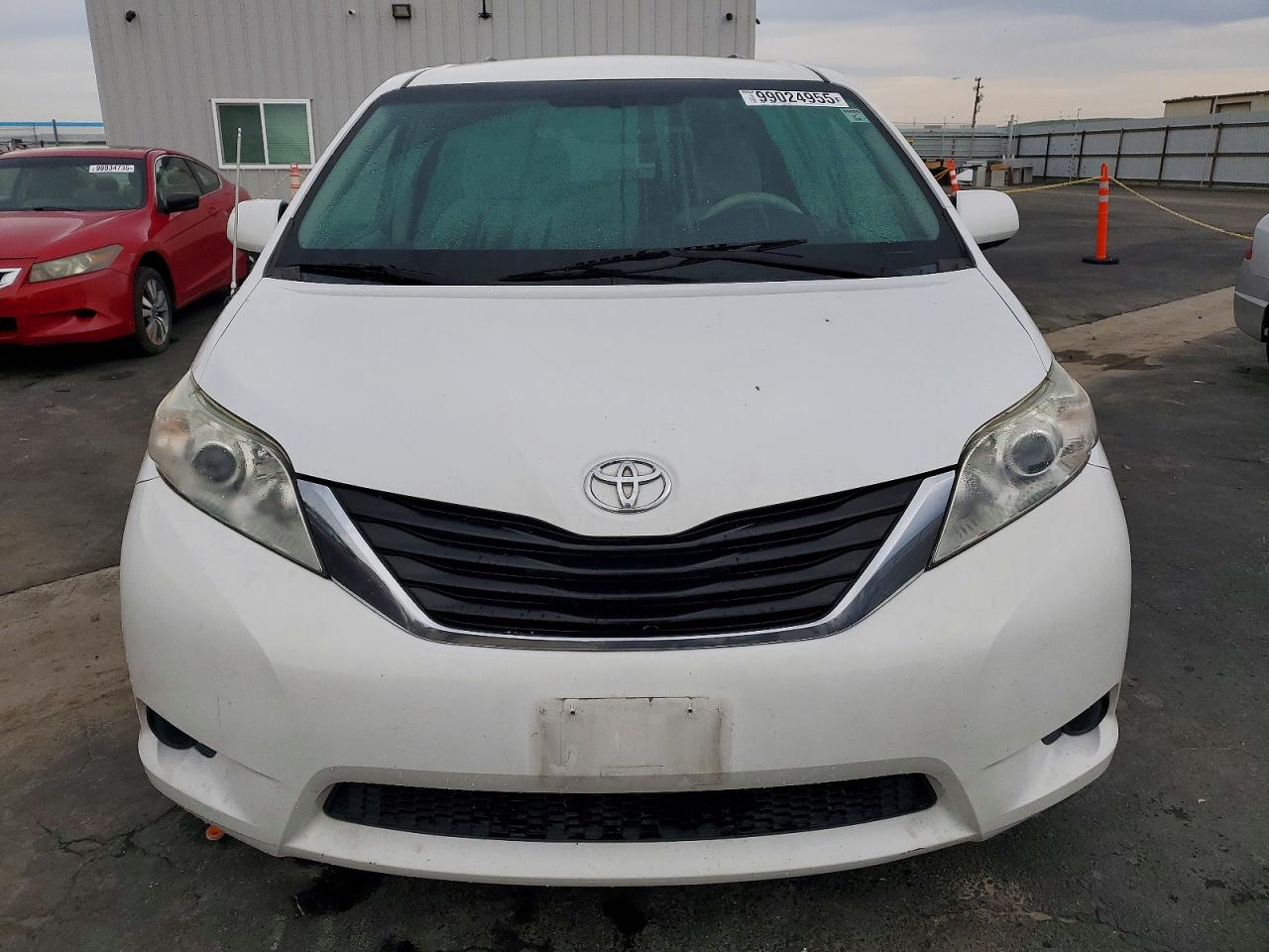 2014 TOYOTA SIENNA LE photo 5