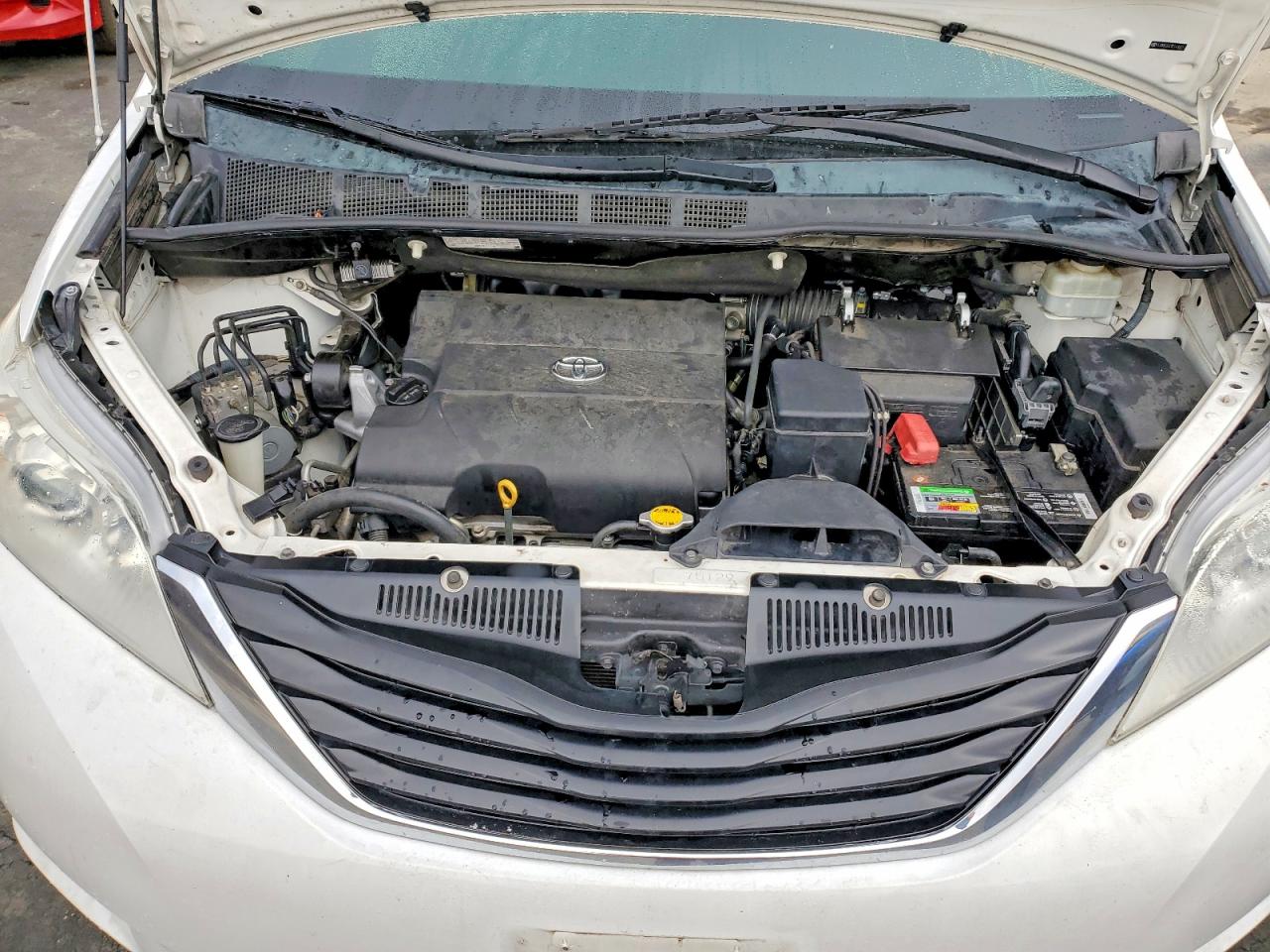 2014 TOYOTA SIENNA LE photo 12