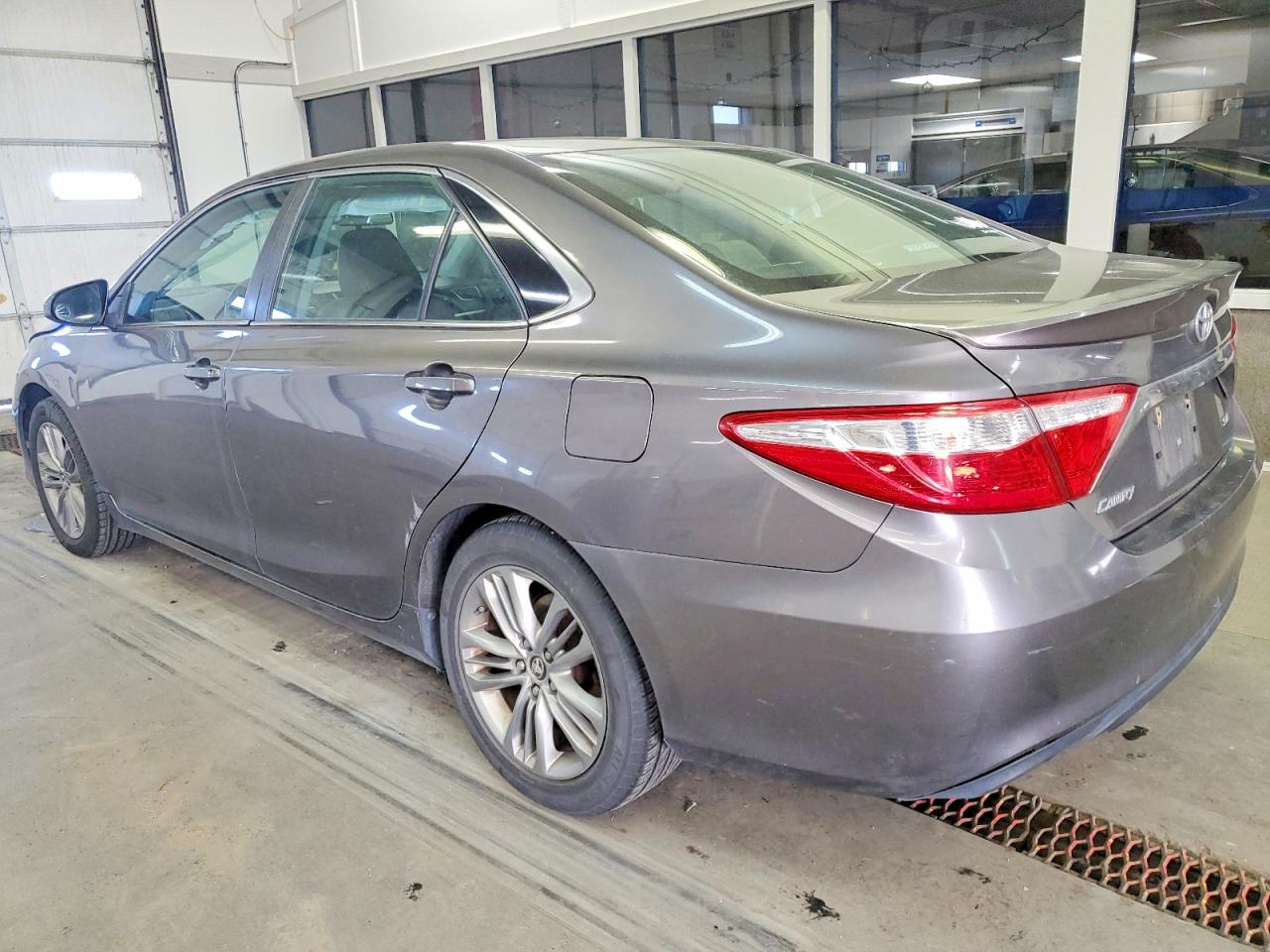 2015 TOYOTA CAMRY LE photo 3