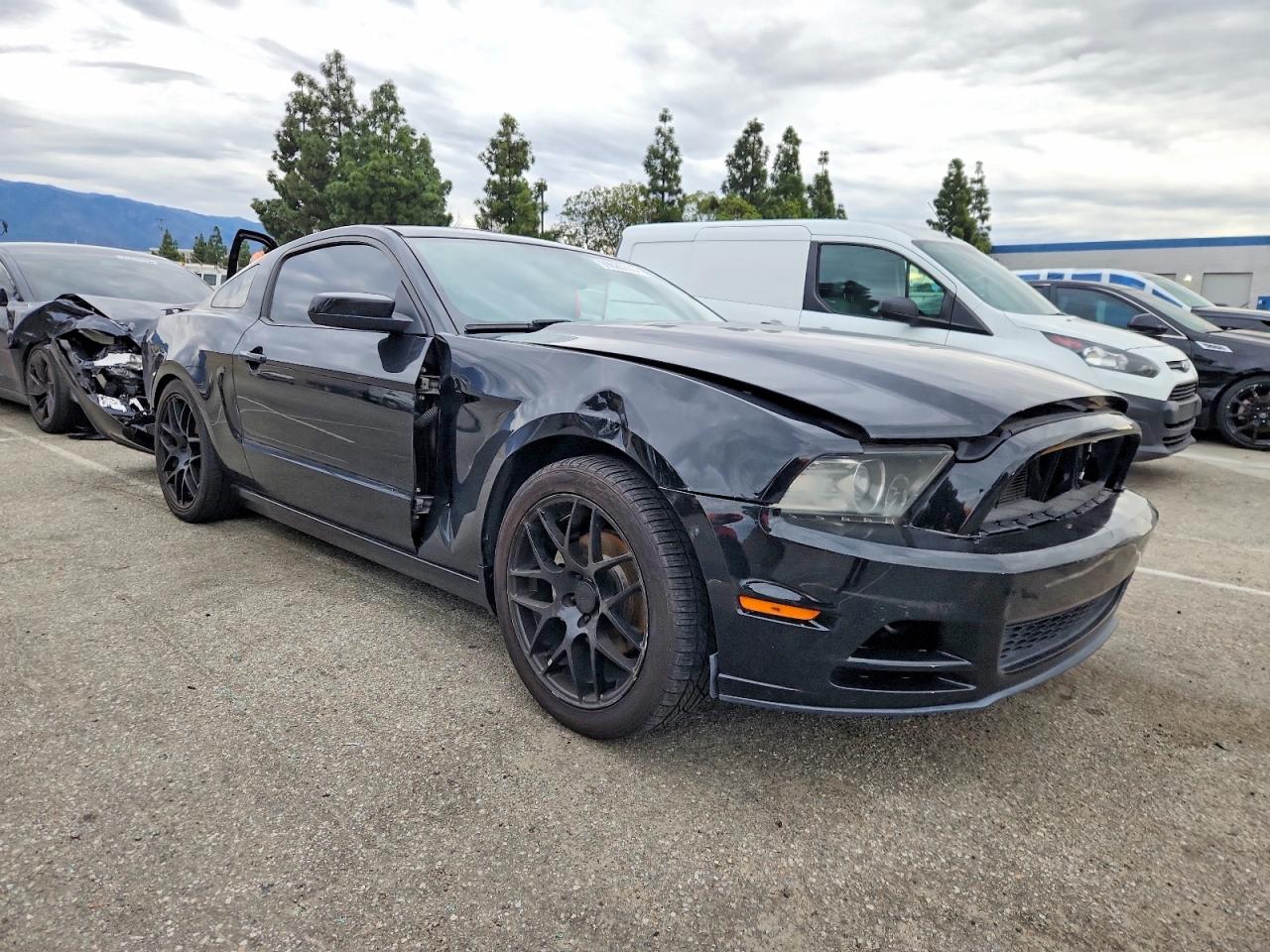 2013 FORD MUSTANG photo 4