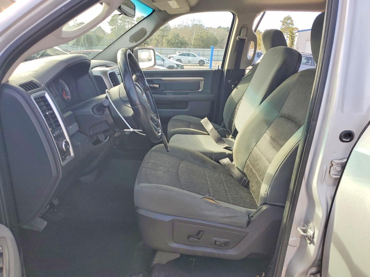 2016 RAM 1500 SLT photo 7