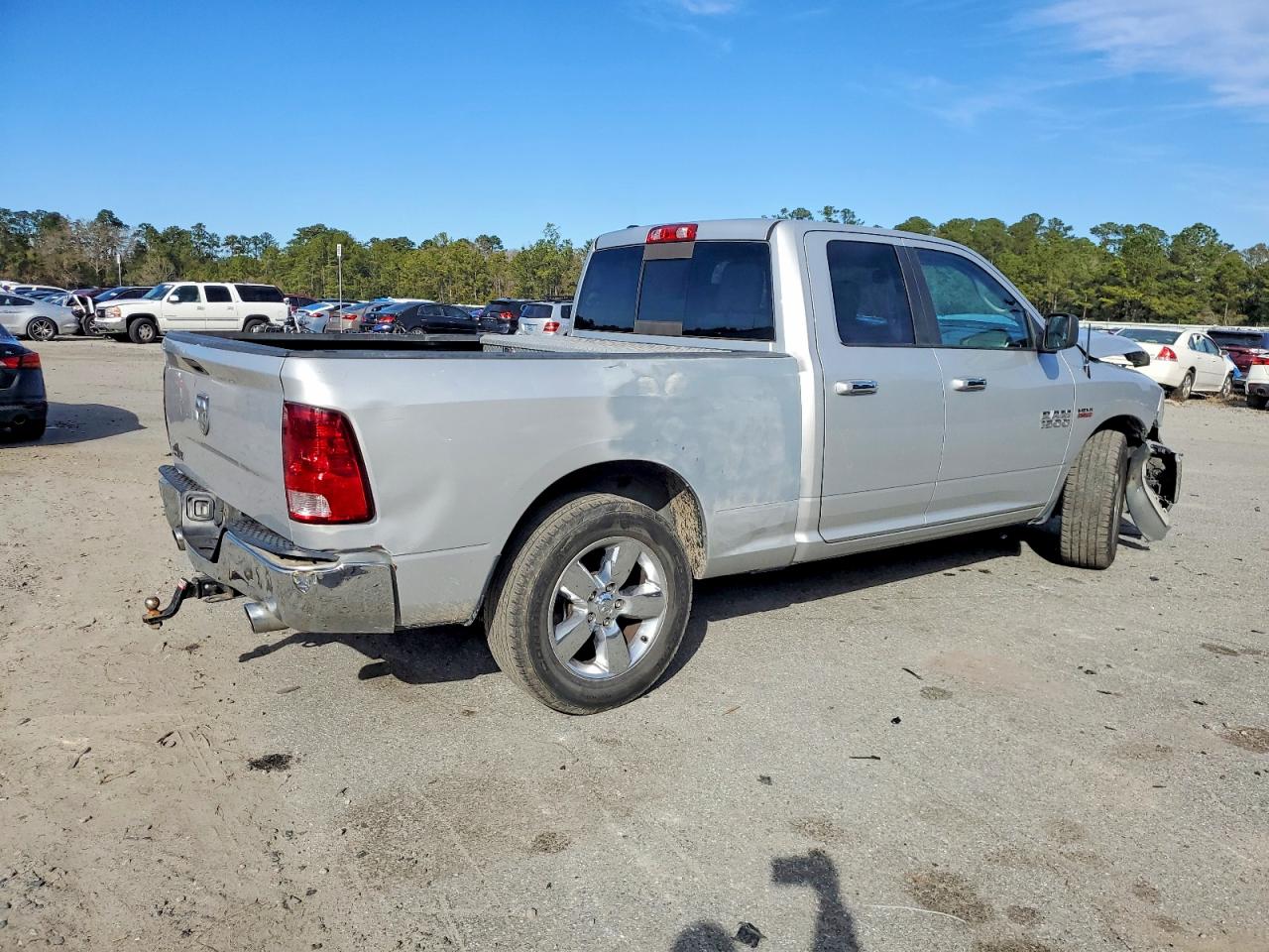 2016 RAM 1500 SLT photo 3