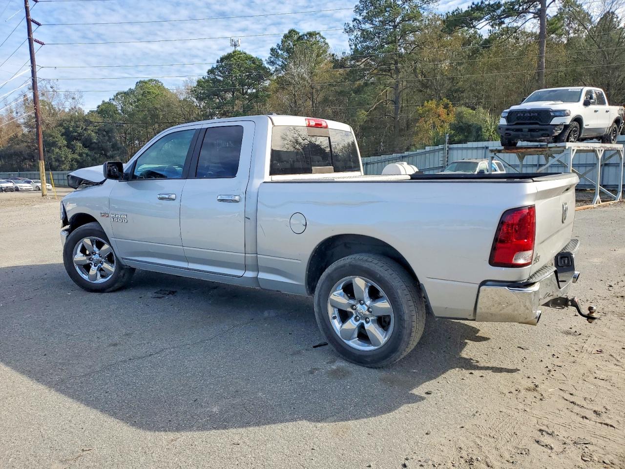 2016 RAM 1500 SLT photo 2