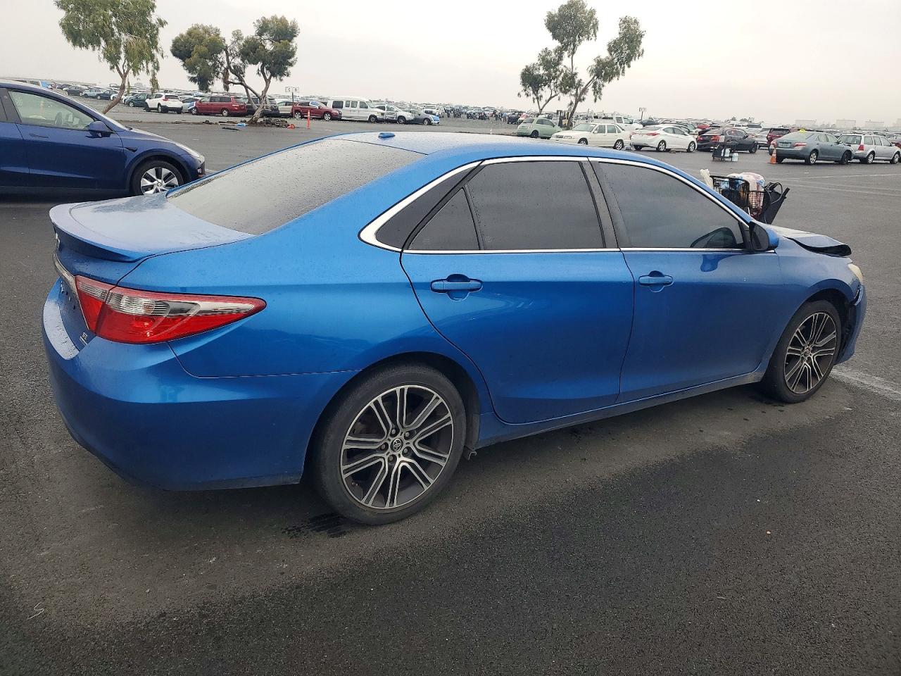 2016 TOYOTA CAMRY LE photo 3