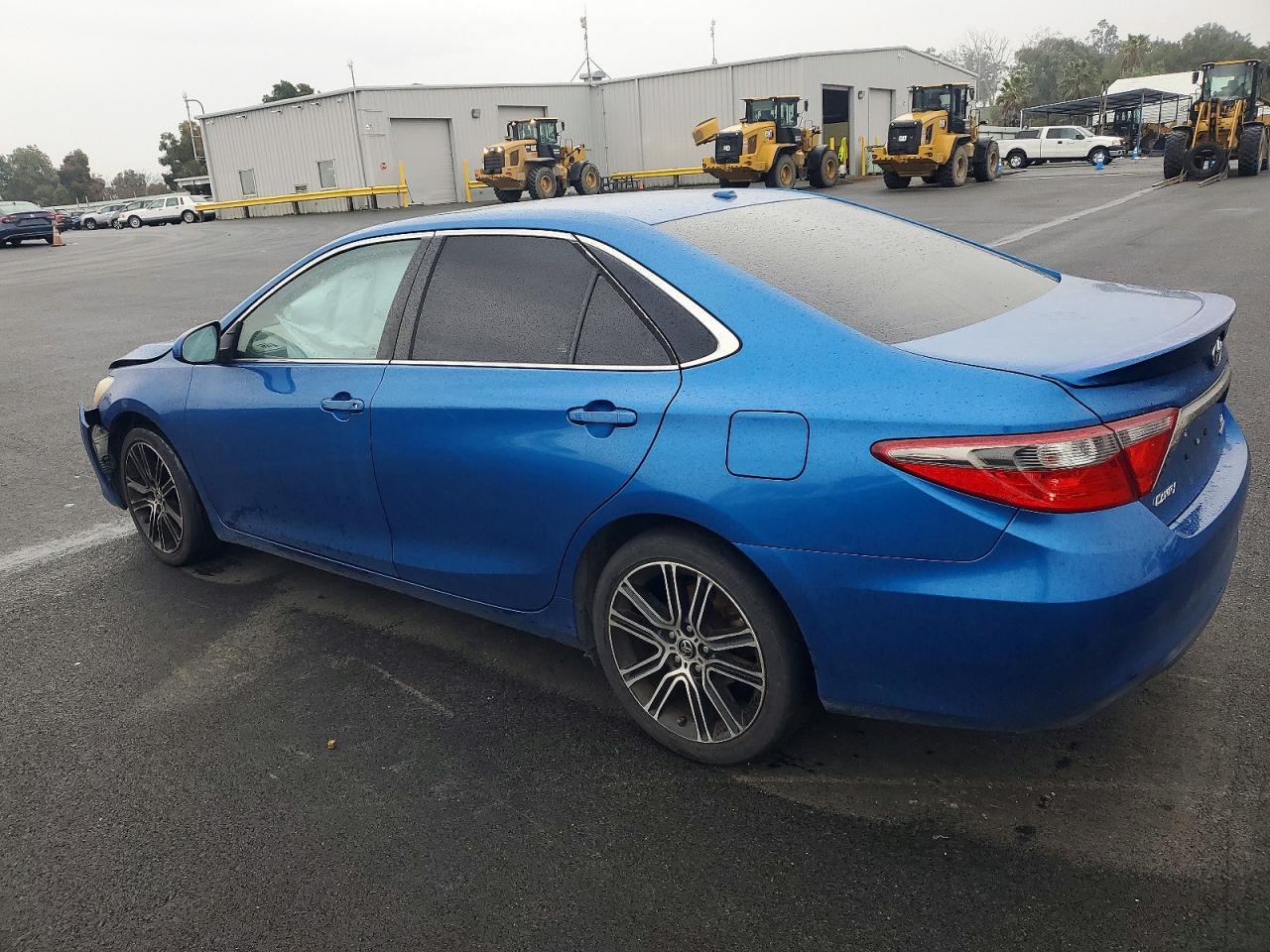 2016 TOYOTA CAMRY LE photo 2