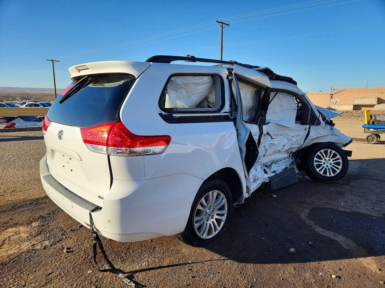2014 TOYOTA SIENNA XLE photo 3