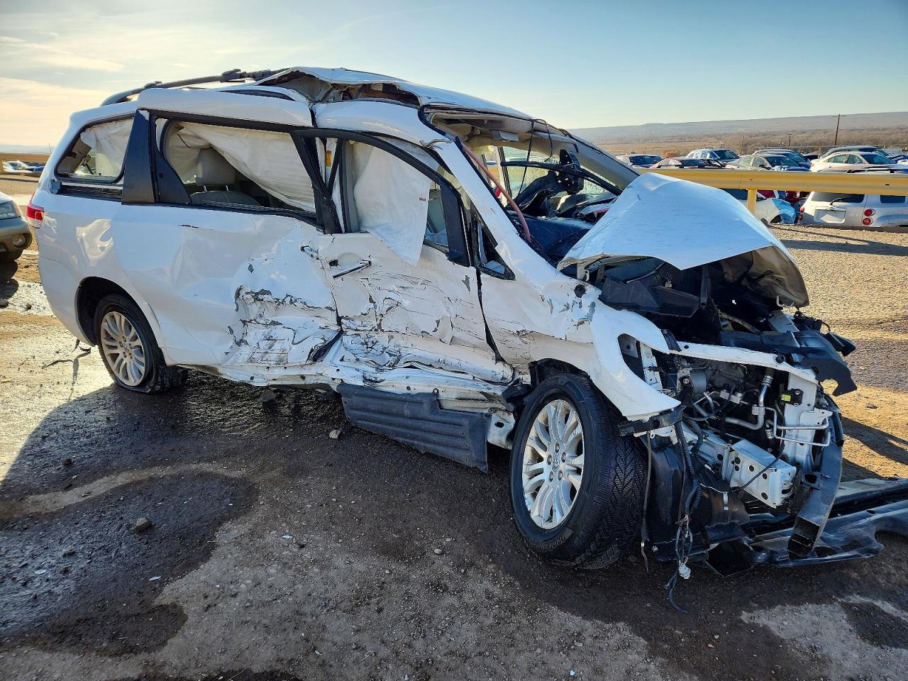 2014 TOYOTA SIENNA XLE photo 4