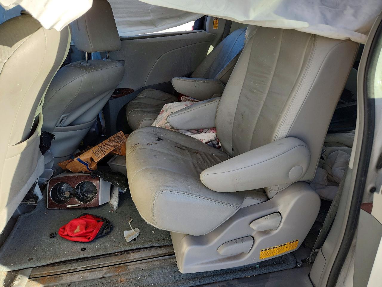 2014 TOYOTA SIENNA XLE photo 11