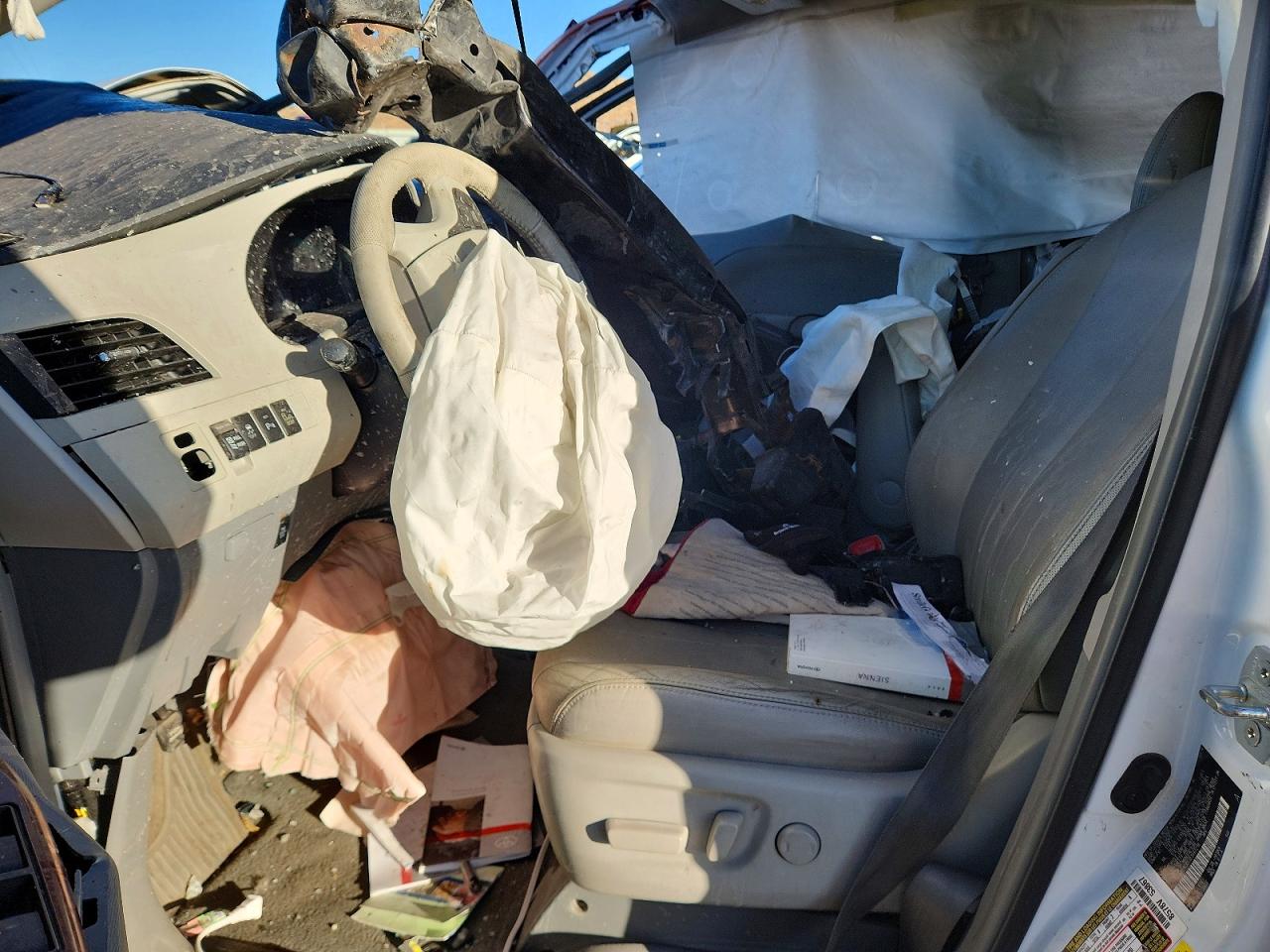 2014 TOYOTA SIENNA XLE photo 7
