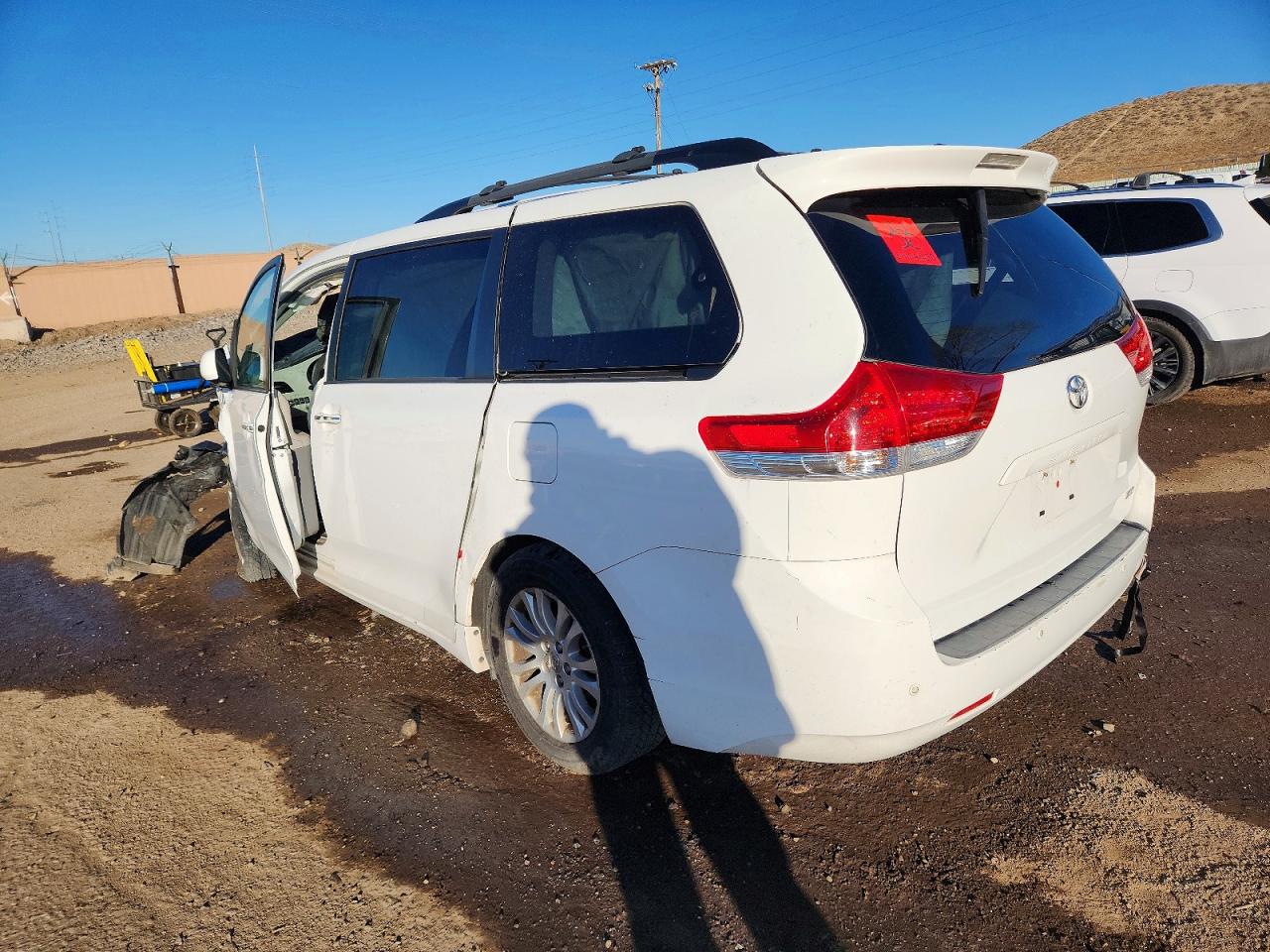 2014 TOYOTA SIENNA XLE photo 2