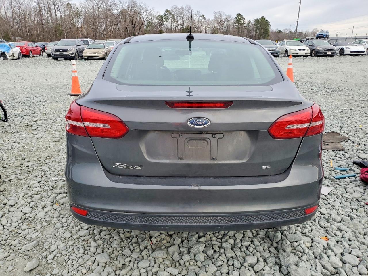2017 FORD FOCUS SE photo 6
