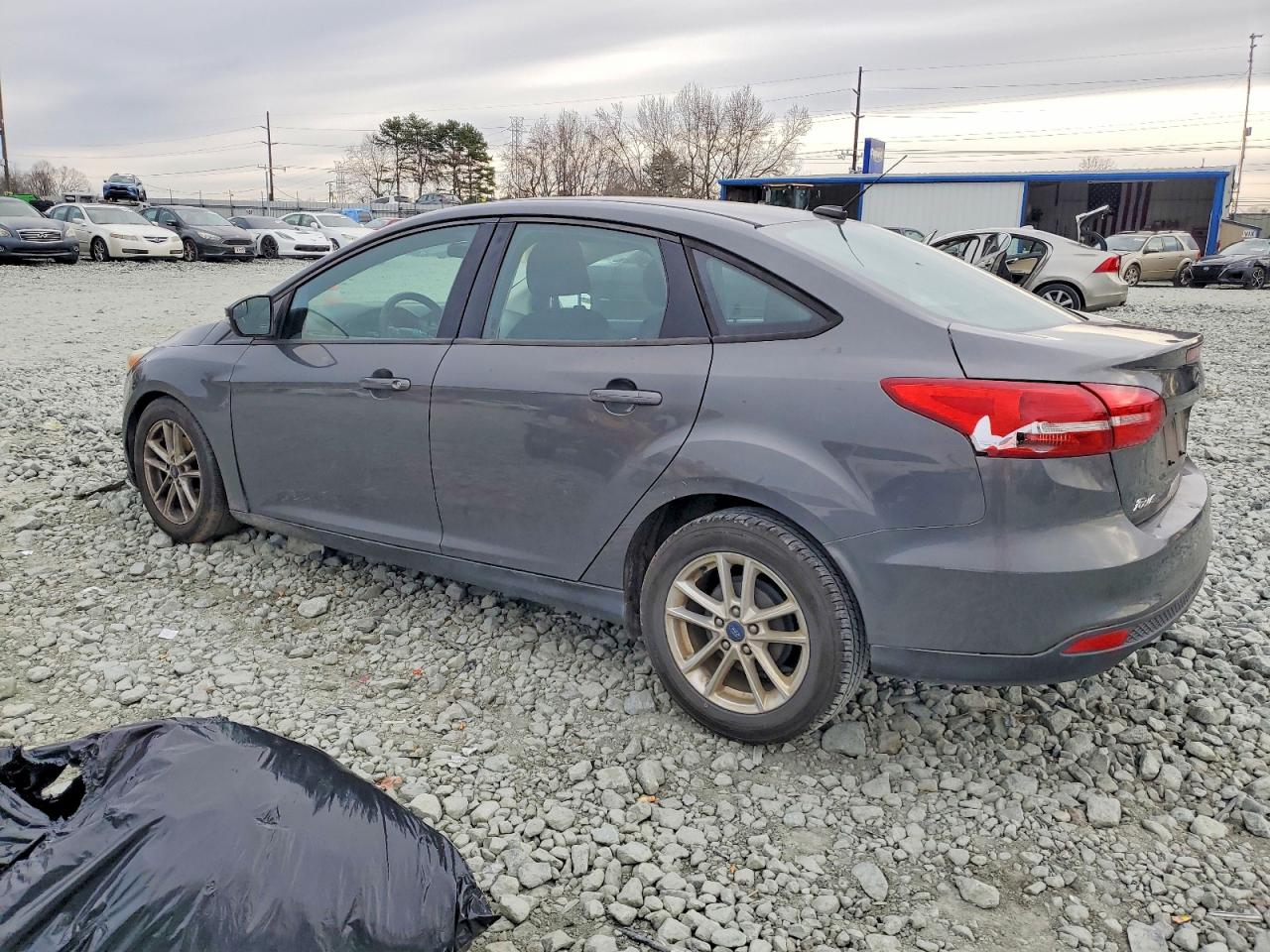 2017 FORD FOCUS SE photo 2