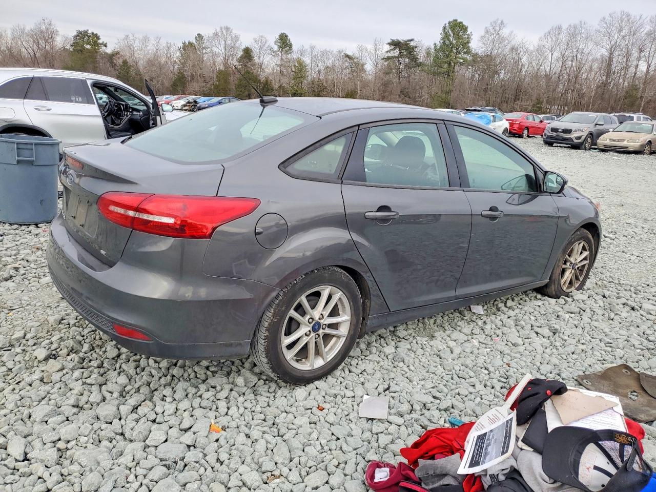 2017 FORD FOCUS SE photo 3