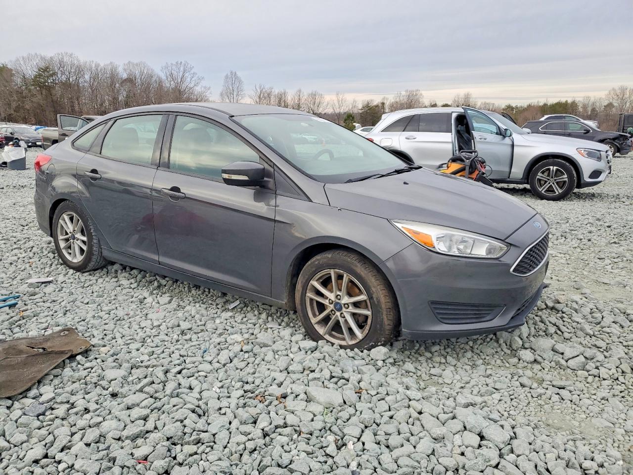 2017 FORD FOCUS SE photo 4