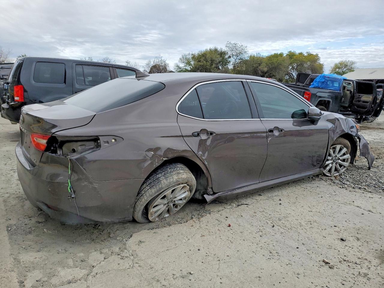 2019 TOYOTA CAMRY L photo 3