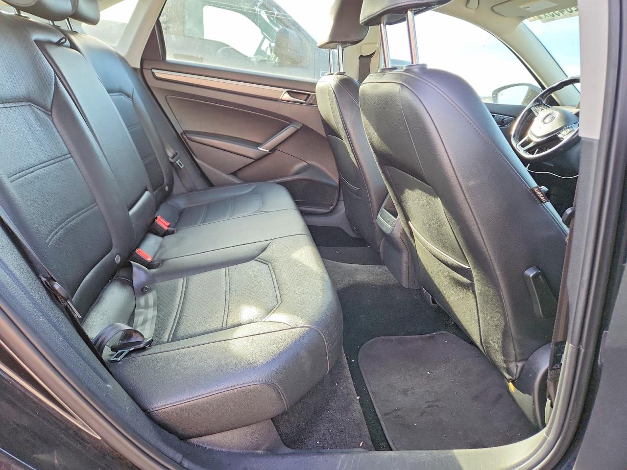 2017 VOLKSWAGEN PASSAT R-LINE photo 10