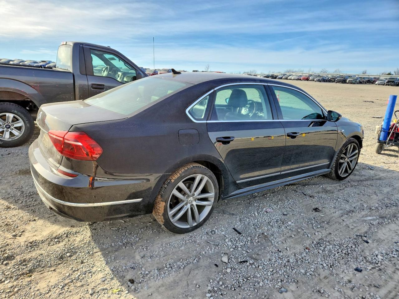 2017 VOLKSWAGEN PASSAT R-LINE photo 3